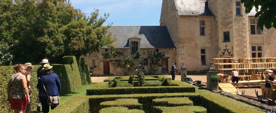 Vue sur une cour de jardin avec un château en arrière-plan