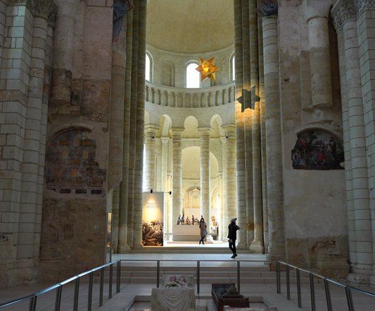 Intérieur de l'abbaye avec pierres tombales 