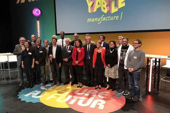 élus et acteurs de culture au futur posent avec au sol le logo de culture au futur et derrière eux un écran