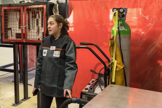 Jeune fille expliquant sa formation lors de l'inauguration de l'école de production T'Cap T'Pro