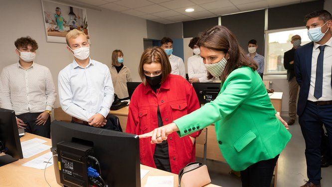 la présidente de la Région des pays de la loire en visite dans un lycée