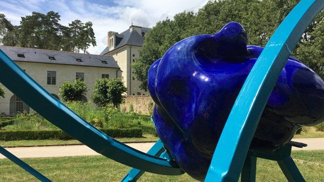 sculpture devant l'abbaye de Fontevraud