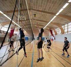 Lycéens jouant au volley dans un gymnase