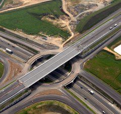 Vue aérienne de plusieurs routes qui se croisent