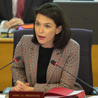 Christelle Morançais, présidente du Conseil régional des Pays de la Loire aux micros dans l'hémicycle